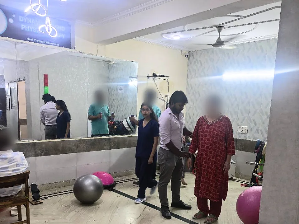 Physiotherapists treating patients inside Dynamics Mend Physiotherapy Clinic, Sector 52 Noida